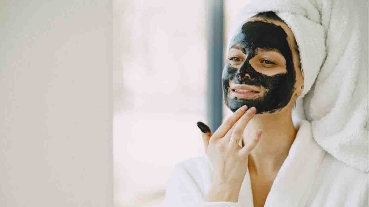 Charcoal Face Mask: সামনেই পুজো; তাই রূপচর্চায় যোগ করুন এই কে-বিউটি উপাদানের ফেস প্যাককে!