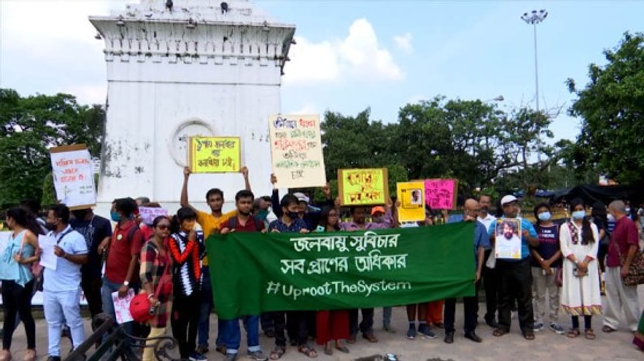 ২৪ শে সেপ্টেম্বর, শুক্রবার বিশ্ব জলবায়ু ধর্মঘট বা গ্লোবাল ক্লাইমেট স্ট্রাইক ডে ছিল। শহীদ মিনারের পাদদেশে ২০টিরও বেশি পরিবেশ সচেতনতা সংস্থা জড়ো হয় পরিবেশকে বাঁচানোর ডাকে।