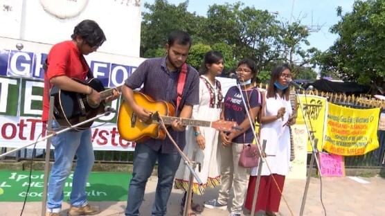 বর্তমান প্রজন্মের পরিবেশ আন্দোলনকর্মীরা বলেন - পরিবেশের ক্ষত নিরাময়ে বিশ্বের কোথাও রাষ্ট্রের সদর্থক ভূমিকা অনুপস্থিত, বরং এই ব্যবস্থাকে টিঁকিয়ে রাখতে রাষ্ট্রতন্ত্র তার কাজ চালিয়ে যাচ্ছে। জলবায়ু সংকট ভূ-রাজনৈতিক সীমানায় আবদ্ধ নয়। এর পাশাপাশি তাঁরা সচেতনতার বার্তা ছড়িয়ে দেন গানে আর গিটারে।