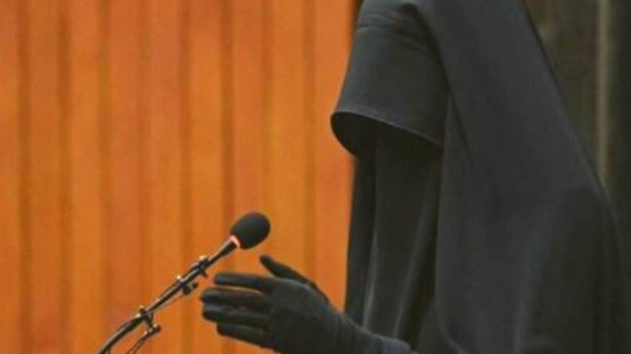 মাথা থেকে পা অবধি মোড়া কালো কাপড়ে, পরিচয় জানাই দায়! তালিবরাজে নারী স্বাধীনতার নিদারুণ উদাহরণ