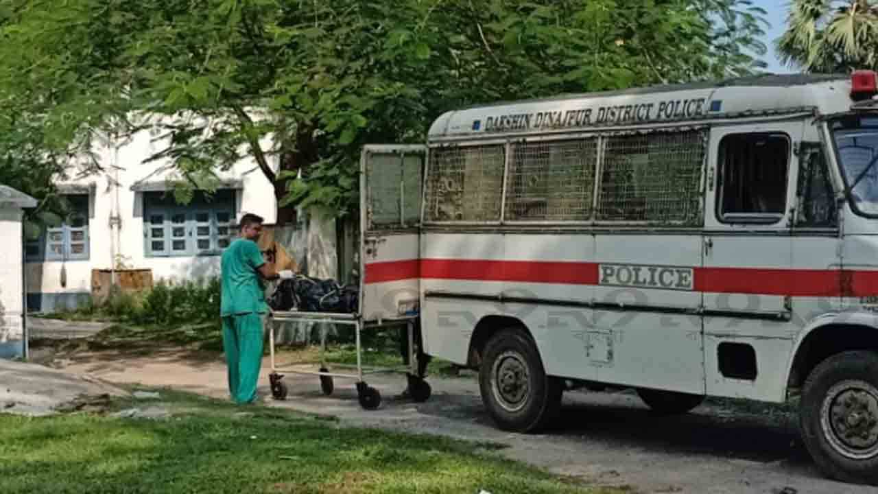 South Dinajpur: পুলিশ মর্গের ফ্রিজার বিকল, লাশকাটা ঘরের গন্ধে গা পাকিয়ে ওঠে স্থানীয়দের