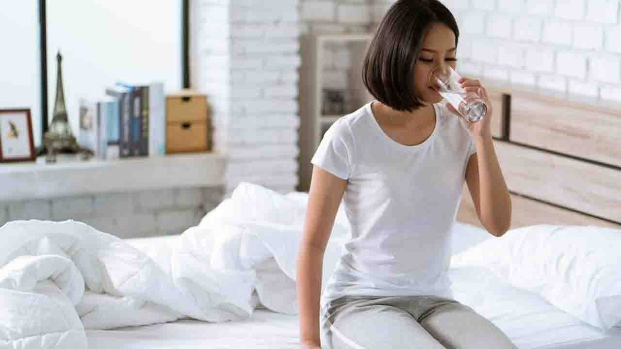 Drinking Water Without Brushing: ঘুম থেকে উঠে ব্রাশ না করে জল পান করা কি শরীরে পক্ষে ভাল?