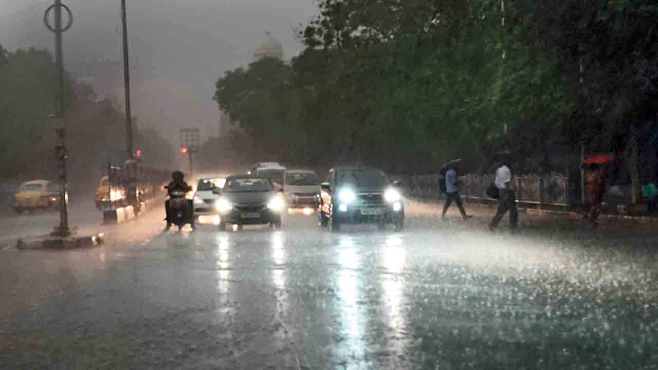 Anandapur: তুমুল বৃষ্টিতে পুকুর-রাস্তা মিলেমিশে একাকার! তিন মদ্যপ যাত্রী নিয়ে গাড়ি পড়ল জলে