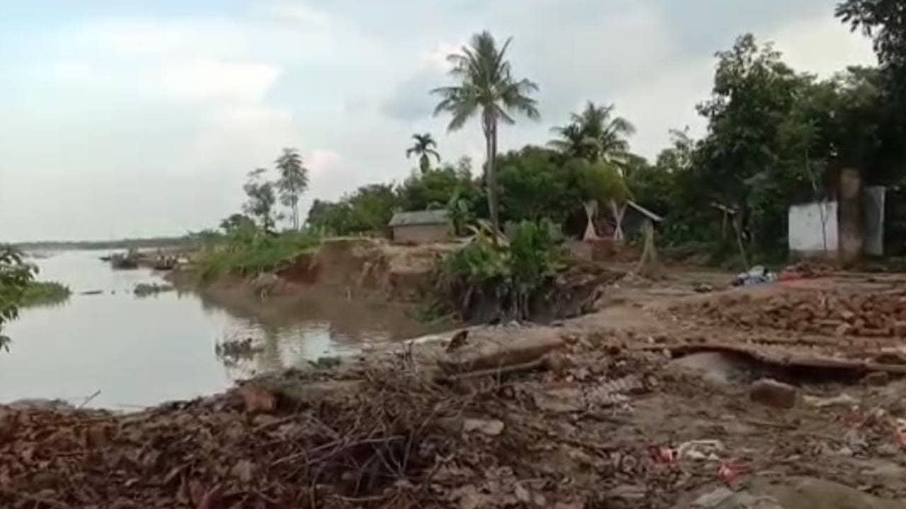 Nadia: ২৫০ বিঘা গ্রাস করেও থেমে নেই ভাগীরথী! বসতভিটে ভাসার আশঙ্কায় ঘুম উড়েছে গ্রামবাসীর