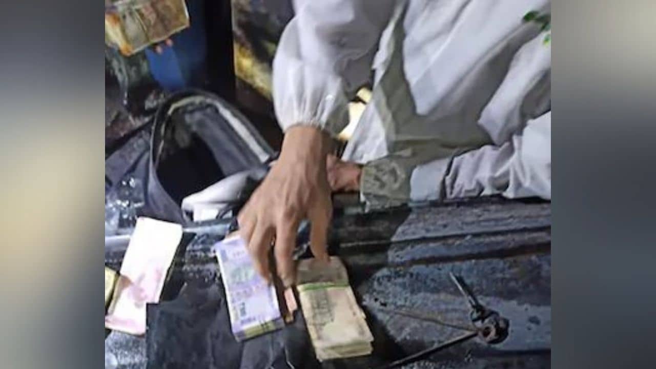 কালো ধোঁয়া দেখেই ফোন করা হয়েছিল দমকলে, চোখের সামনে পুড়ে ছাই হল লকারে রাখা ২ লক্ষ টাকা!