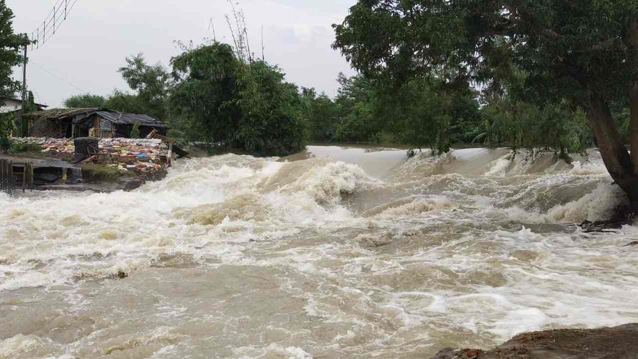 Ghatal Flood: 'চোখের সামনে জলের তোড়ে ভেসে গেল বাবা', মৃতদেহ নিয়ে যেতে খুঁজতে হল নৌকা