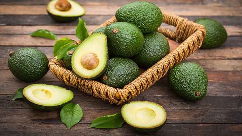 সূর্যের ক্ষতিকারক অতি বেগুনি রশ্মি থেকে ত্বককে রক্ষা করে অ্যাভোকাডো। তাই খুব রোদে খুরে এলে বাড়ি ফিরে অ্যাভোকাডো অয়েল বা অ্যাভোকাডো পেস্ট মিশ্রিত ফেসপ্যাক, ফেসওয়াশ বা ফেস স্ক্রাব দিয়ে একবার ভাল করে মুখ পরিষ্কার করে নিন। 