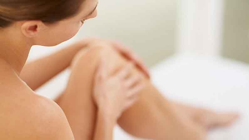 অ্যাভোকাডোতে থাকে প্রচুর পরিমাণে হেলদি ফ্যাট। এর পাশাপাশি অ্যাভোকাডো অয়েলেও রয়েছে প্রচুর গুণ। এই দুই উপকরণই ত্বক আর্দ্র রাখতে অর্থাৎ স্কিন ময়শ্চারাইজিংয়ের ক্ষেত্রে কাজে লাগে। 