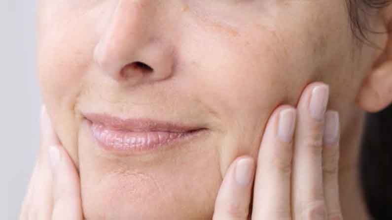 অ্যান্টি এজিং বা ত্বকের বলিরেখার সমস্যা রুখতেও সাহায্য করে অ্যাভোকাডো। এক্ষেত্রে চোখের চারপাশে ব্যবহার করতে পারেন অ্যাভোকাডো মাস্ক। কারণ এই অঞ্চলের সবচেয়ে বেশি রিঙ্কেলস বা বলিরেখা দেখা যায়। 