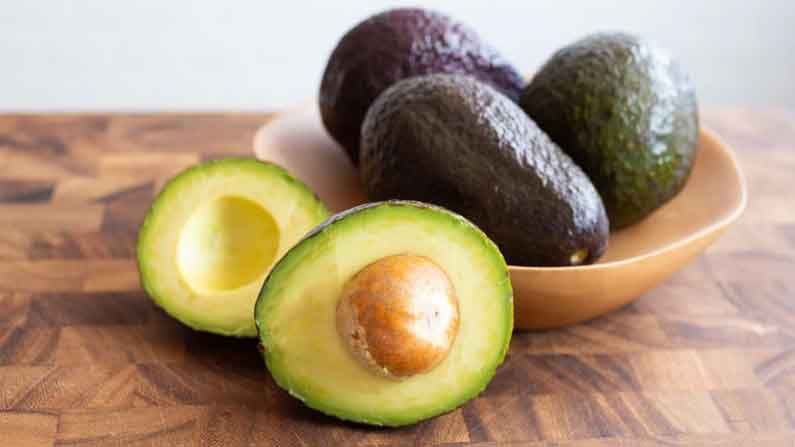 ত্বক আর্দ্র রাখার পাশাপাশি ত্বকের কালচে দাগছোপ দূর করে জ্বল্লা ফেরাতেও সাহায্য করে অ্যাভোকাডো। তাই বাড়িতে ফেসপ্যাক তৈরির সময়েও অ্যাভোকাডো অয়েল বা অ্যাভোকাডো পেস্ট ব্যবহার করতে পারেন। 