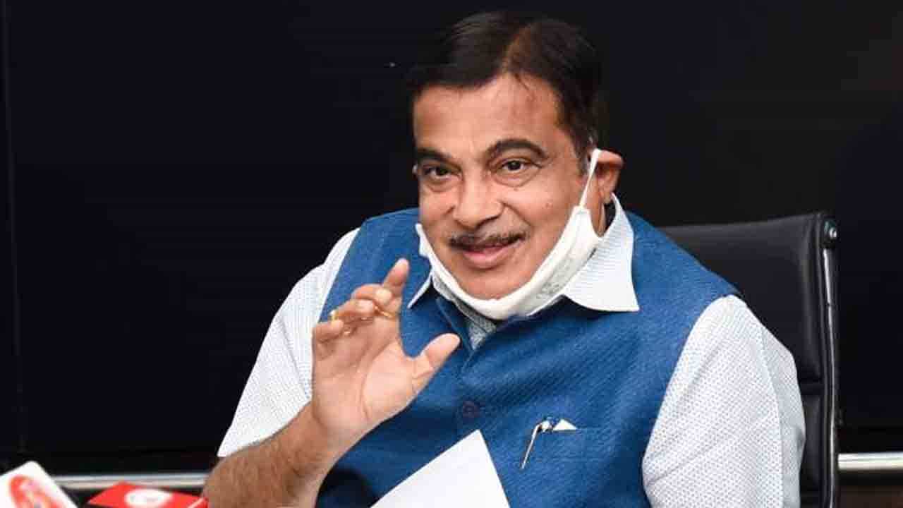 ইউটিউব থেকে মাসে লক্ষ লক্ষ টাকা রোজগার করেন কেন্দ্রীয় মন্ত্রী! ইউটিউব থেকে মাসে লক্ষ লক্ষ টাকা রোজগার করেন কেন্দ্রীয় মন্ত্রী!