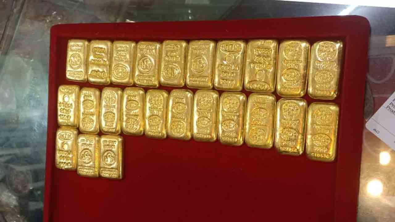 Gold Smuggling: ট্রাক থামিয়ে তল্লাশি চালাতেই চক্ষু চড়কগাছ! থরে থরে সাজানো সোনা