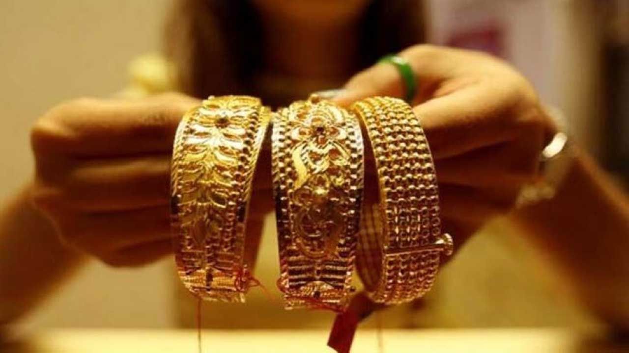 Gold Price Today: সোনা কেনার সুবর্ণ সুযোগ! ৬ মাসের সর্বনিম্ন স্তরে সোনা
