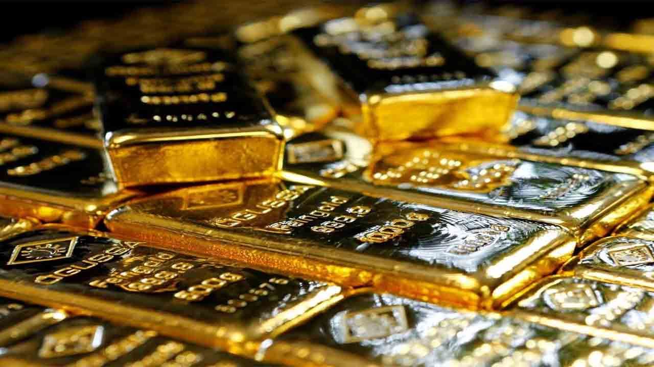 Gold Silver Price Today: শীর্ষস্তর থেকে ১০,২০০ টাকা দাম কমল সোনার, কতটা সুরক্ষিত বিনিয়োগ!