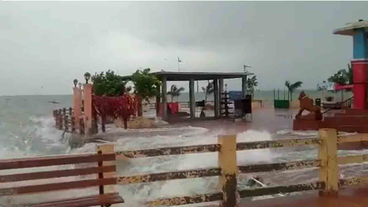 Cyclone Gulab:  স্থলভাগে আছড়ে পড়ল গুলাব! শুরু তাণ্ডবলীলা, আগামী ২-৩ ঘণ্টা অত্যন্ত গুরুত্বপূর্ণ