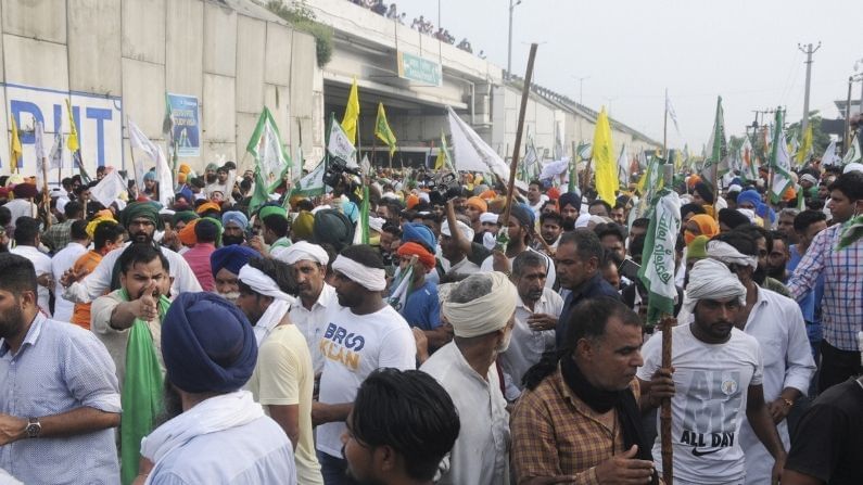 ব্যারিকেড ভেঙে সরকারি কার্যালয়ের সামনেই তাঁবু! মহাপঞ্চায়েতের নামে পুলিশের সঙ্গে ধুন্ধুমার কৃষকদের