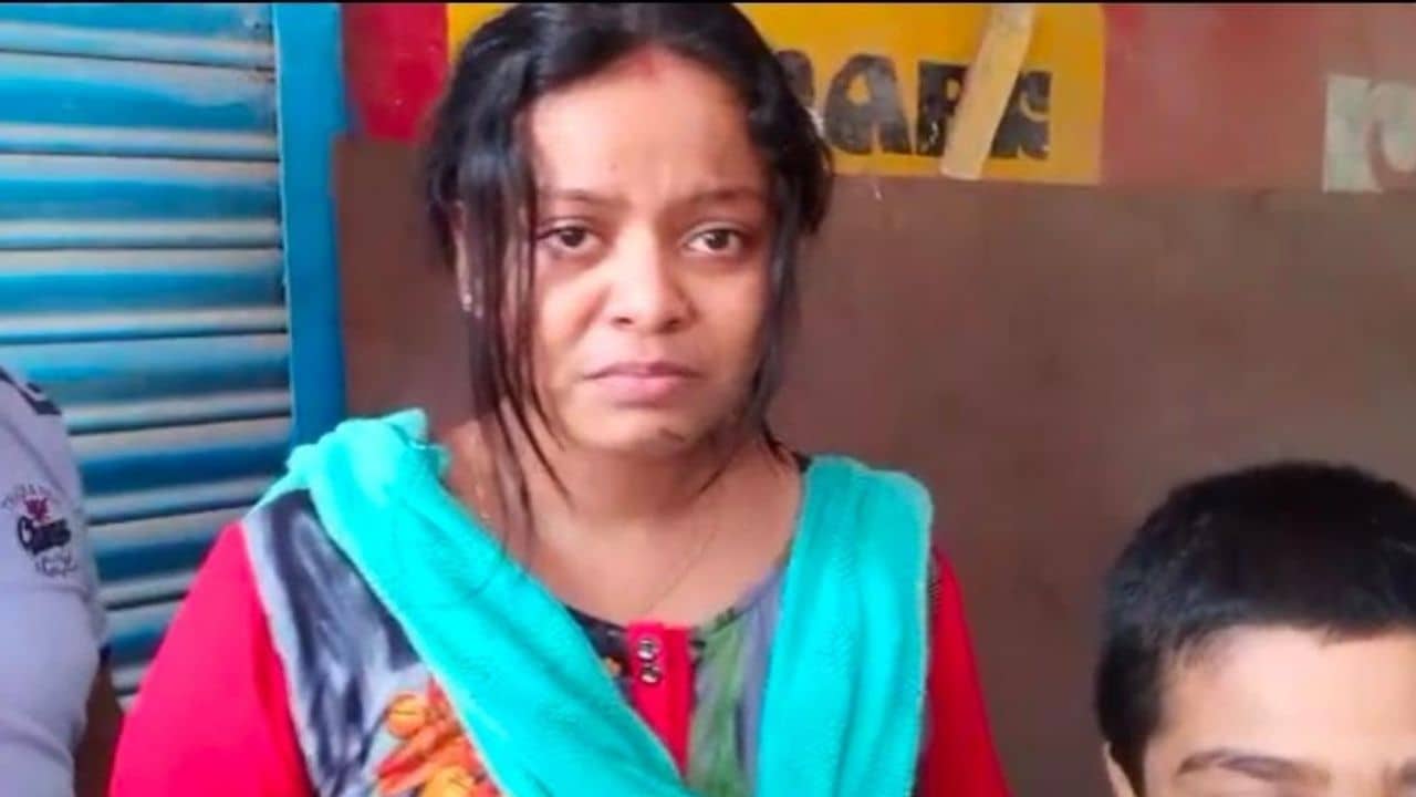 স্বামী চান আরেকটা বিয়ে, ধারাল অস্ত্রের কোপে রক্তাক্ত স্ত্রী! পার পেল না ছোট্ট ছেলেও