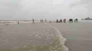 Heavy Rain: মাঝরাতে নৌকাডুবি, বিদ্যুৎহীন বিস্তীর্ণ এলাকা, প্লাবনের আশঙ্কা জেলায়