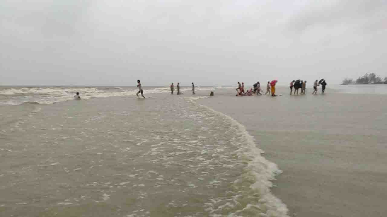 Heavy Rain: মাঝরাতে নৌকাডুবি, বিদ্যুৎহীন বিস্তীর্ণ এলাকা, প্লাবনের আশঙ্কা জেলায়