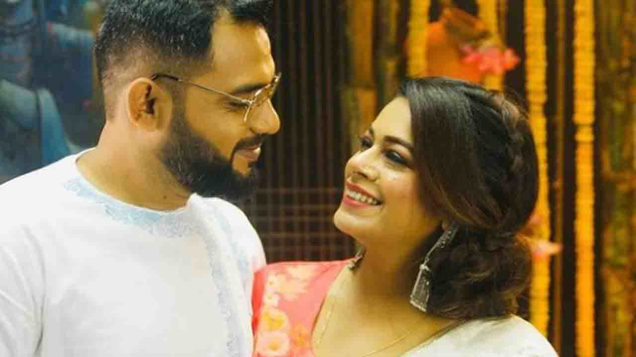 Iman Chakraborty: জন্মদিনে স্বামী নীলাঞ্জনের থেকে কী সারপ্রাইজ় পেলেন ইমন? Iman Chakraborty: জন্মদিনে স্বামী নীলাঞ্জনের থেকে কী সারপ্রাইজ় পেলেন ইমন?
