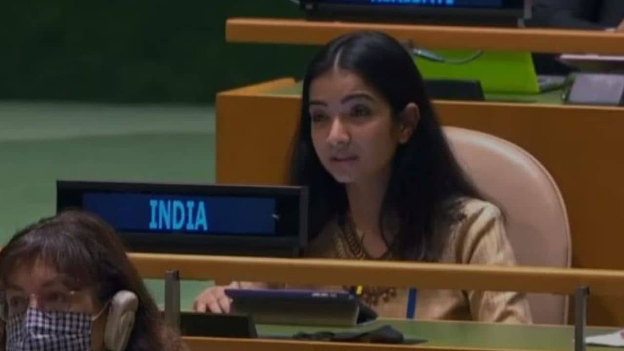 Sneha Dubey: রাষ্ট্রপুঞ্জে ইমরান খানকে তুখোড় জবাব দিলেন জেএনইউ-র ছাত্রী, কে এই স্নেহা দুবে?