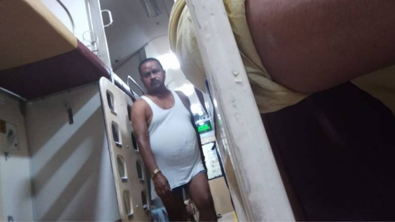 ট্রেনভর্তি যাত্রীর সামনেই গেঞ্জি-জাঙ্গিয়া পরে ট্রেনে ঘুরে বেড়াচ্ছেন বিধায়ক! দিলেন অদ্ভুত সাফাইও