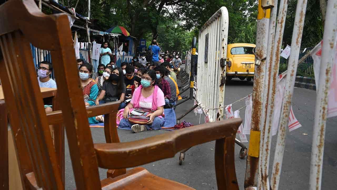 দীর্ঘদিন ধরে বন্ধ রাজ্যের শিক্ষা প্রতিষ্ঠানগুলি। ছাত্র-ছাত্রীরা স্কুল-কলেজ-বিশ্ববিদ্যালয়ের তালা খোলার দাবিতে আন্দোলন করছে। যাদবপুরেও এসএফআই-ডিএসও'র মতো রাজনৈতিক ছাত্র সংগঠন বিক্ষোভ-আন্দোলন দেখিয়েছে। এই ছাত্র আন্দোলনই তৎপরতা বাড়িয়েছে বিশ্ববিদ্যালয় কর্তৃপক্ষের। গত কয়েকদিন দফায় দফায় বৈঠক করেন বিশ্ববিদ্যালয় কর্তৃপক্ষ। তারপর পড়ুয়াদের দাবিকে মান্যতা দিয়ে বিশ্ববিদ্যালয় খোলার প্রস্তুতি শুরু। আন্দোলনকারীদের অন্যতম দাবি ছিল, পড়ুয়াদের টিকাকরণ। এবার সে পথেই হাঁটছে বিশ্ববিদ্যালয় কর্তৃপক্ষ।  ছবি AFP