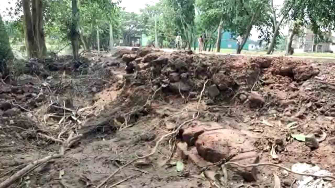 আরামবাগ সেচ দফতরের অ্যাসিসট্যান্ট ইঞ্জিনিয়ার দীনবন্ধু ঘোষ বলেন, "আমরা কাজ শুরু করেছি। ইতিমধ্যেই বন্দিপুরে আমরা জলের প্রবেশ রুখতে কোর ওয়াল তৈরি করেছি। এবার কিন্তু ওখানে জল ঢোকেনি। রঘুনাথপুর হানাগোড়া, আদকপাড়ায় এই কাজ আগেই হয়েছে। ব্লক, পঞ্চায়েত, জেলা প্রশাসনের সঙ্গে যোগাযোগ করে আমরা যেখানে যেখানে দুর্বল বাঁধ রয়েছে সেগুলিকে মেরামত শুরু করে দিয়েছি। খানাকুল ১ ব্লকে কাজ হচ্ছে। গোঘাট, আরামবাগ ব্লকে কাজ হয়েছে। আরামবাগ-২ ব্লকেও কাজ হবে।"