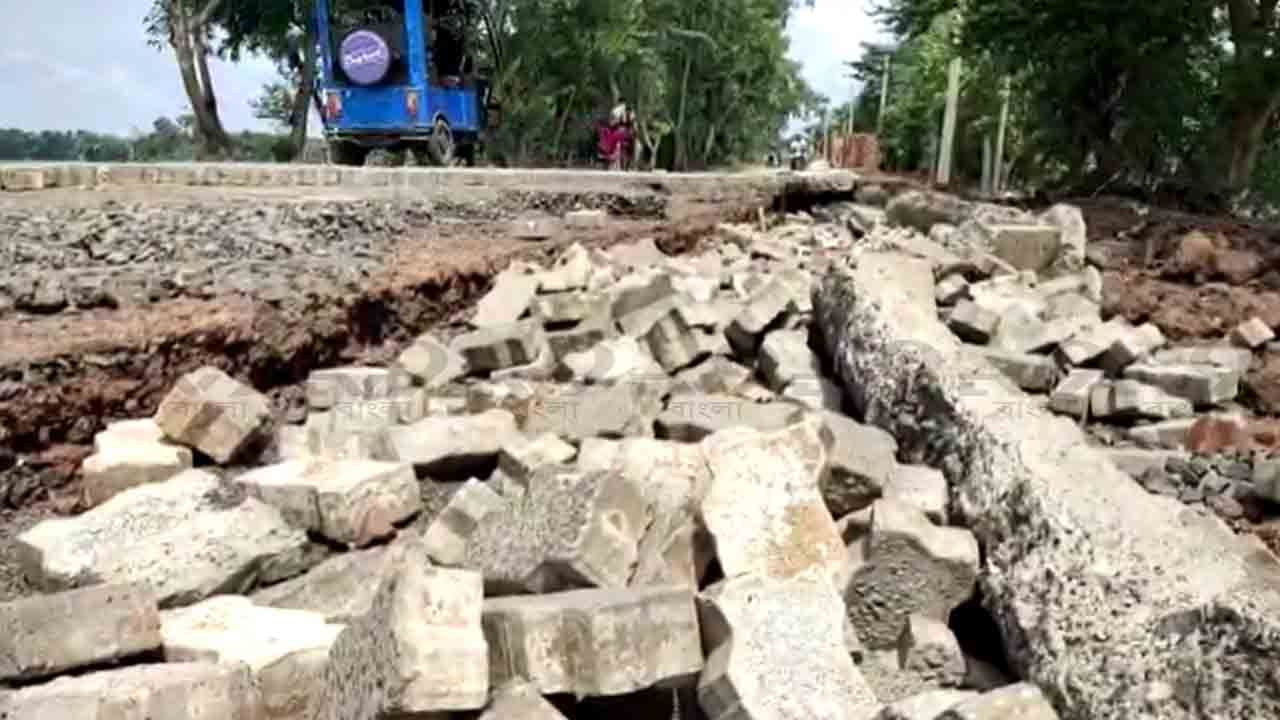 এখনও পুরোপুরি যোগাযোগ বিচ্ছিন্ন একাধিক এলাকায়। নৌকাই একমাত্র ভরসা। তাতেও বিপদের ঝুঁকি রয়েছে পদে পদে। কারণ এলাকা জুড়ে সৃষ্টি হয়েছে বড় বড় গর্ত। রূপনারায়ণের একেবারে পাশেই যে বাঁধ ছিল তা আসলে ছিল বাঁধানো কংক্রিটের রাস্তা। 