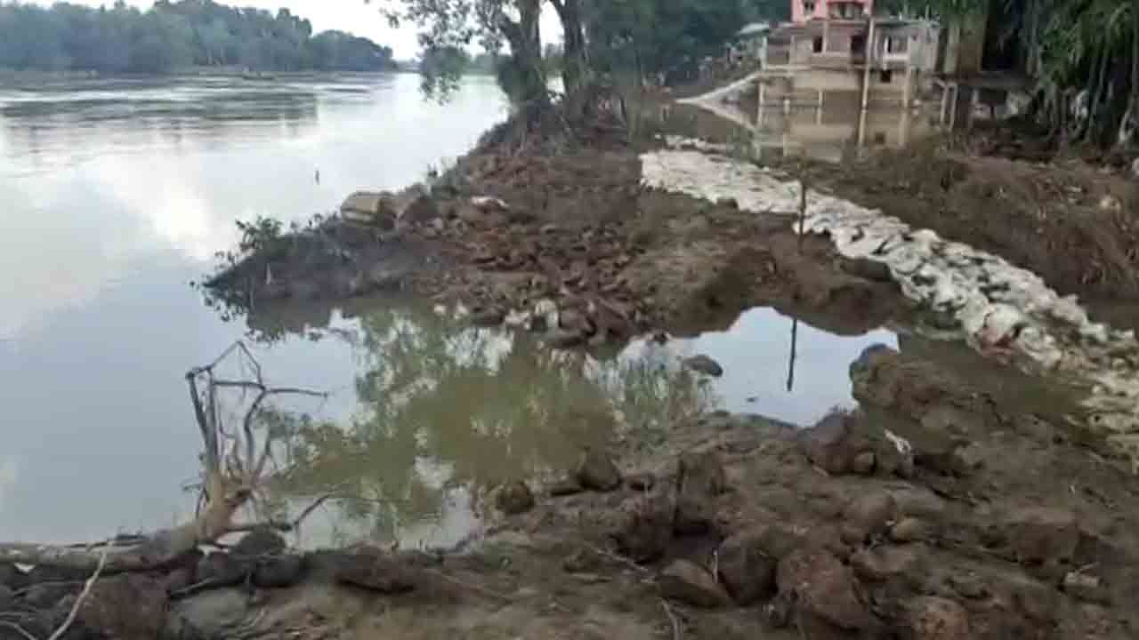 গত কয়েকদিনের টানা বৃষ্টিতে প্লাবিত হুগলির খানাকুল। বৃহস্পতিবার থেকে তেমন বৃষ্টি না হওয়ায় জল নেমেছে ঠিকই। কিন্তু জল নামতেই এলাকার পথঘাটের কঙ্কালসার চেহারাটাও ফুটে উঠেছে। যে সমস্ত জায়গায় বাঁধ ভেঙেছিল, সমস্ত এলাকা এখন একেবারে জল থই থই। দেখা বোঝার উপায় নেই মাঠ না পুকুর।