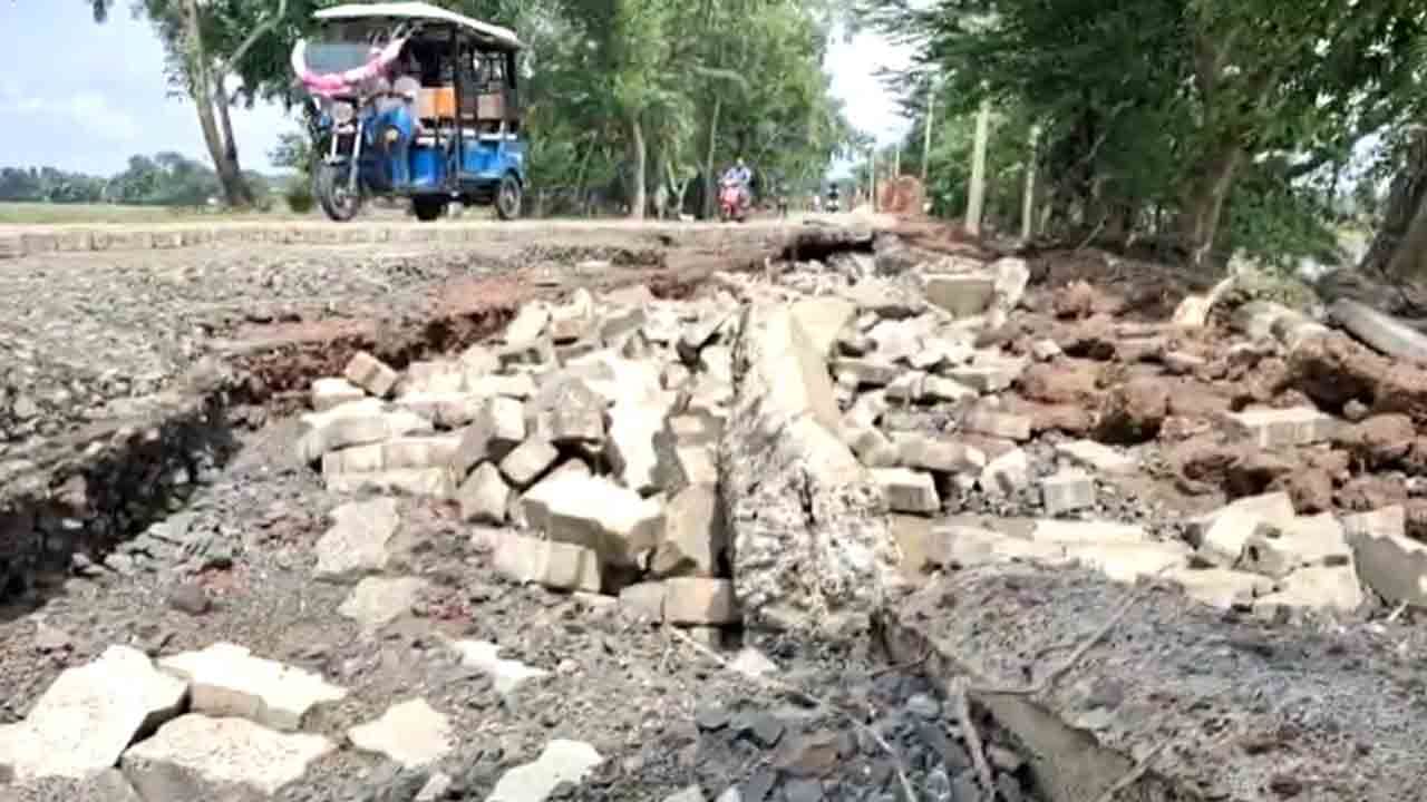 অপর দিকে রূপনারায়ণের জলস্তর অনেকটাই কমেছে। জল আর গ্রামে ঢুকছে না। তবে আবারও ঘূর্ণাবর্ত সামনে আশায় দুশ্চিন্তার মেঘ জমেছে খানাকুলে। একদিকে যেমন পশ্চিমে জেলাগুলিতে বৃষ্টি হলে দ্বারকেশ্বর ও শিলাবতীতে জল স্তর বাড়বে। তেমনই রূপনারায়ণের জল ফুলে ফেঁপে উঠবে। ফলে আবারও বন্যা পরিস্থিতির সৃষ্টি হবে।