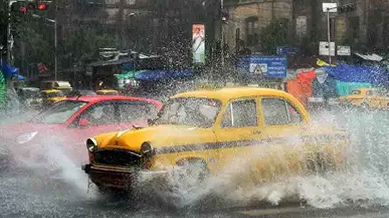 Cyclone Jawad: রাতে আরও বৃষ্টি বাড়বে তিলোত্তমায়, সোমেও মুখ ভার থাকবে আকাশের