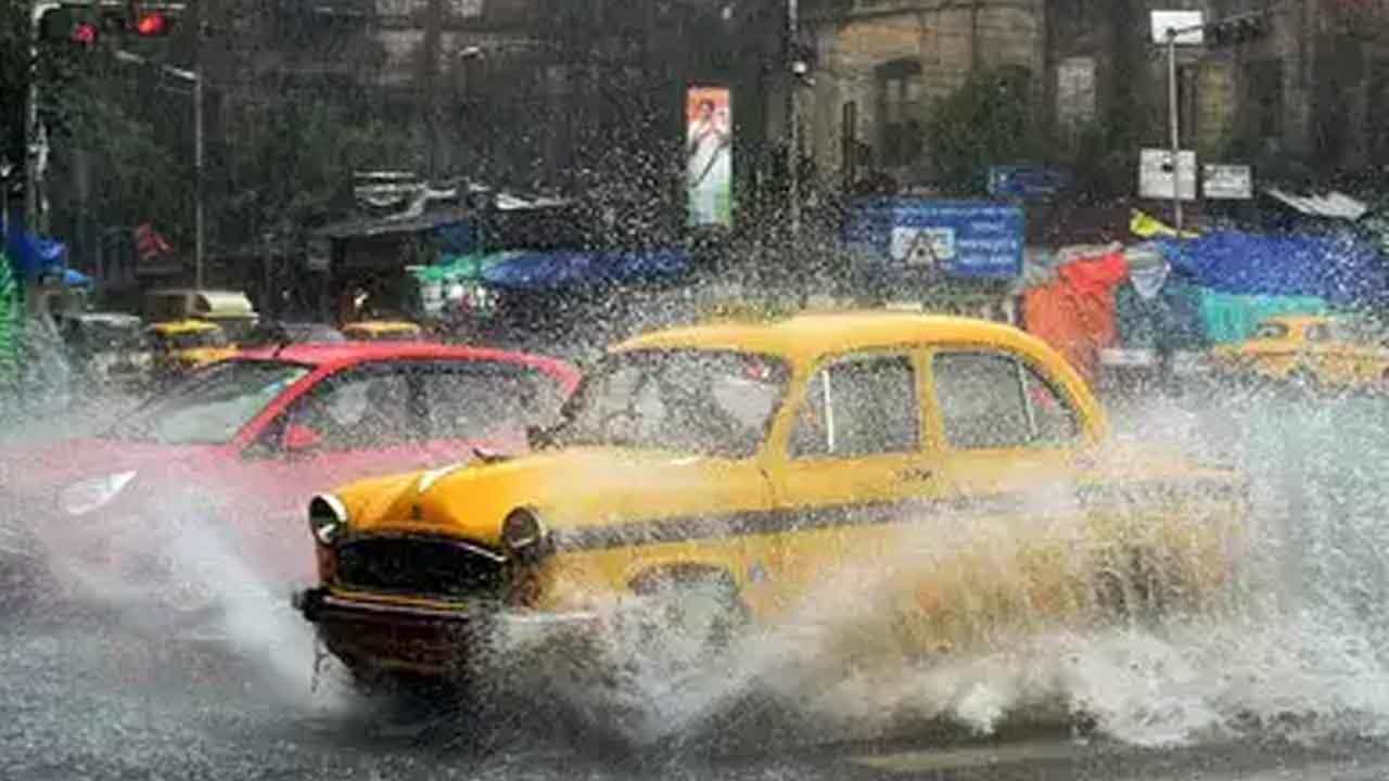 Weather Update: রাতভর বৃষ্টিতে ভাসছে শহর, কোথায় কোথায় তুমুল বৃষ্টির পূর্বাভাস? Weather Update: রাতভর বৃষ্টিতে ভাসছে শহর, কোথায় কোথায় তুমুল বৃষ্টির পূর্বাভাস?