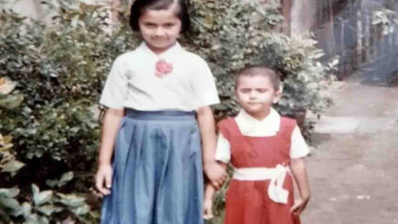 বলুন তো সাদা শার্ট ও ঘিয়ে রঙের স্কার্টে কে এই অভিনেত্রী?