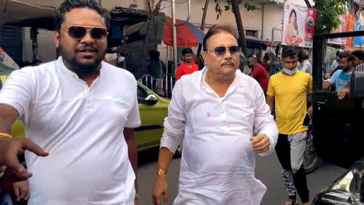 Madan Mitra: মুখশুদ্ধি চিবোতে চিবোতে 'কালারফুল' মদন বললেন 'এখানে শীতলকুচিতে বরফ লাগবে না, এমনিই ঠান্ডা হয়ে যাবে...' Madan Mitra: মুখশুদ্ধি চিবোতে চিবোতে 'কালারফুল' মদন বললেন 'এখানে শীতলকুচিতে বরফ লাগবে না, এমনিই ঠান্ডা হয়ে যাবে...'