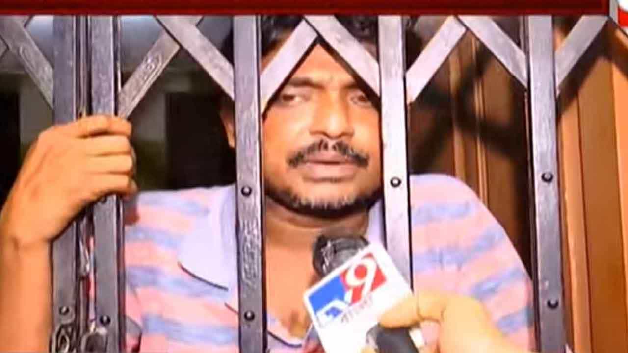 শিক্ষকের বাড়ির সামনে মাঝ রাতে ২০০ পুলিশ, আদালতে রাজ্য জানাল 'নোটিস দিতে গিয়েছিল' শিক্ষকের বাড়ির সামনে মাঝ রাতে ২০০ পুলিশ, আদালতে রাজ্য জানাল 'নোটিস দিতে গিয়েছিল'