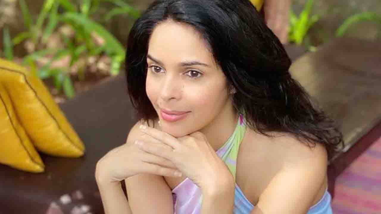 Mallika Sherawat: সিনেমায় এসেছিলেন বলে বাবা ত্যাজ্য করেছিলেন; মল্লিকাও ত্যাগ করেছিলেন পিতৃ পরিচয়