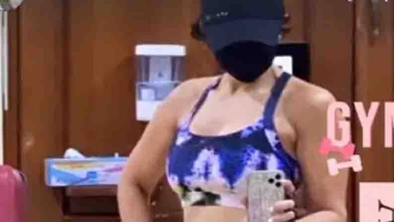 কালো টুপি ও মাস্কে মুখ ঢেকেছেন তিনি... কে এই অভিনেত্রী?