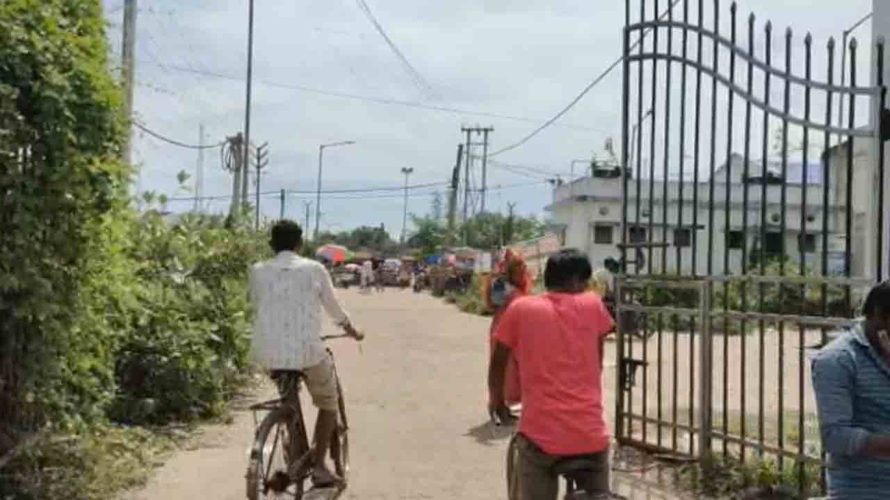 চন্দ্রকোণার বুকে বিরাট কৃষক বাজার, অথচ নিরাপত্তা শিঁকেয়! ৫ বছর পার করেও অ্যাক্টিভ করা যায়নি সিসিটিভি