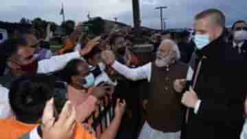PM Narendra Modi: বৃষ্টি উপেক্ষা করেই নমোকে দেখতে ভিড় বিমানবন্দরে, ইন্দো-আমেরিকানরা বললেন, উনি আমাদের গর্ব