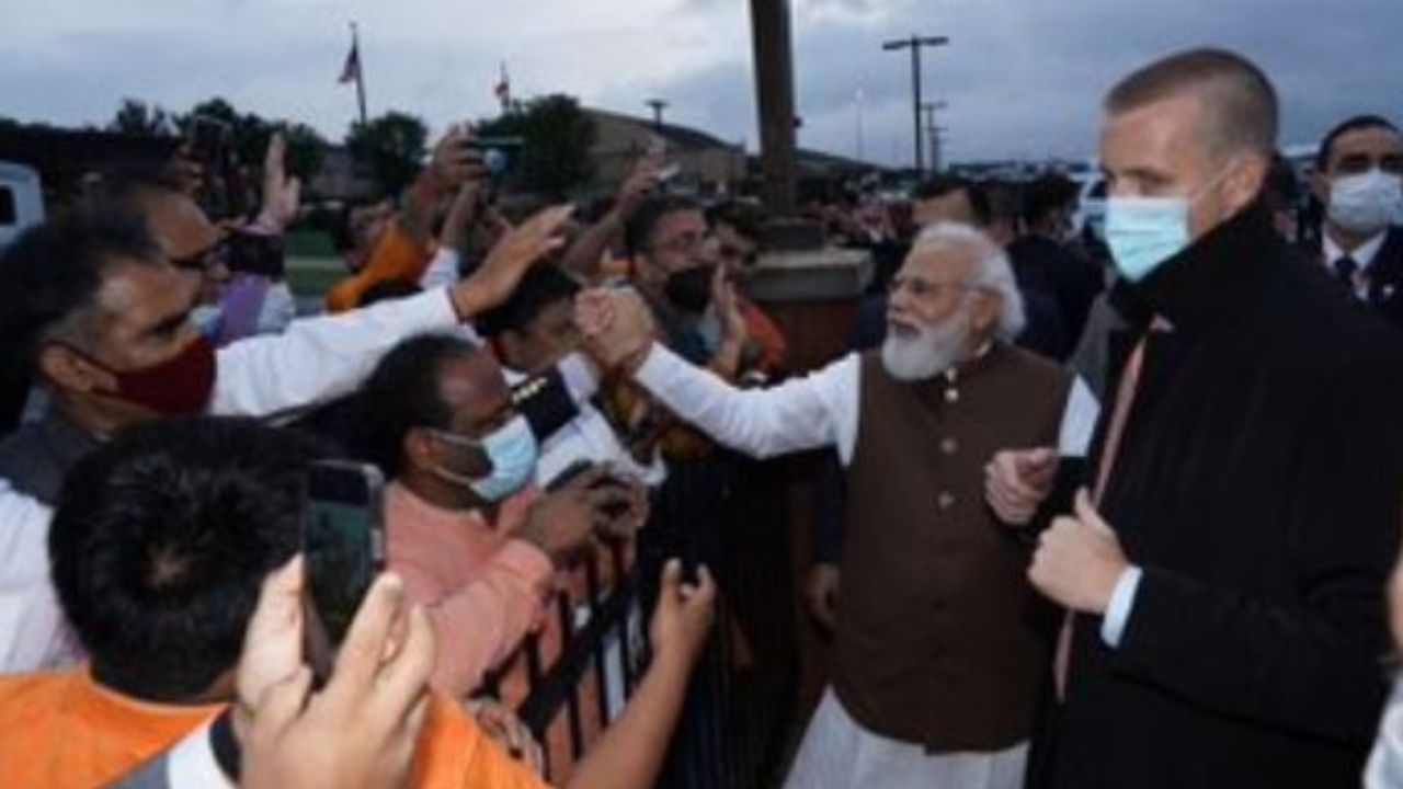 PM Narendra Modi: বৃষ্টি উপেক্ষা করেই নমোকে দেখতে ভিড় বিমানবন্দরে, ইন্দো-আমেরিকানরা বললেন, 'উনি আমাদের গর্ব'