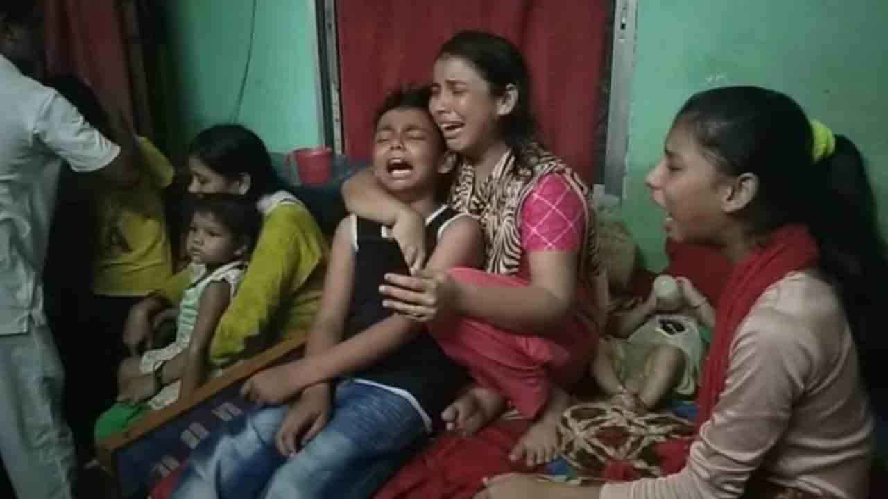 গলা কেটে খুন ভাইকে, বাথরুমের চৌবাচ্চায় মাকে ডুবিয়ে মারল ছেলে, তারপর সোজা হাজির থানায়