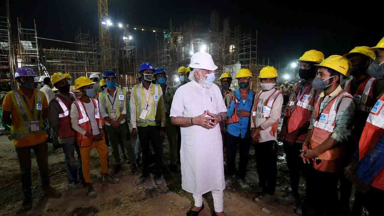 রবিবার প্রধানমন্ত্রী নরেন্দ্র মোদীর সাইট ইনস্পেকশনের একাধিক ছবি সামনে এসেছে। একেবারে নিজের মতো করে গোটা প্রকল্পের কাজ ঘুরে দেখছেন তিনি। একটি ছবিতে দেখা গিয়েছে, সাইটে কর্মরত কর্মীদের সঙ্গে দাঁড়িয়ে কথা বলছেন প্রধানমন্ত্রী। এই প্রথমবার নতুন সংসদ ভবন নির্মাণের কাজ ঘুরে দেখলেন নমো। 