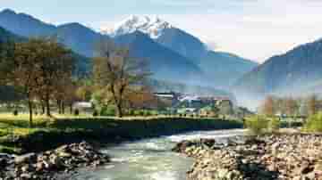 Kashmir: এবার পুজোয় ঘুরে আসুন ভূস্বর্গের প্রথম গ্রামে!