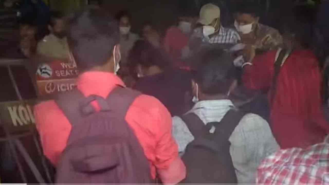 Partha Chatterjee: 'কবে চাকরি পাব?' রাতেই পার্থ চট্টোপাধ্যায়ের বাড়ির সামনে বিক্ষোভ প্রার্থীদের