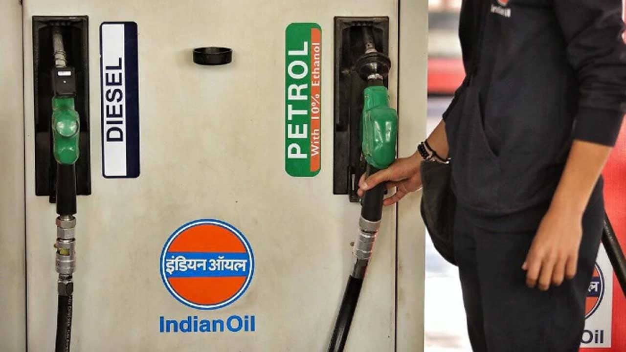 Petrol Price Today: লাগাতার ১৭ দিনও অপরিবর্তিত জ্বালানি তেলের দাম, তবু বেশ কিছু শহরে সেঞ্চুরির ঘরে তরল সোনা