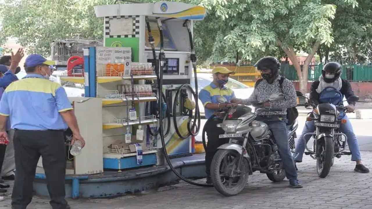 Today petrol price: সেপ্টেম্বরে দুবার কমেছে পেট্রোলের দাম, তাও আকাশছোঁয়া খুচরো তেলের দাম
