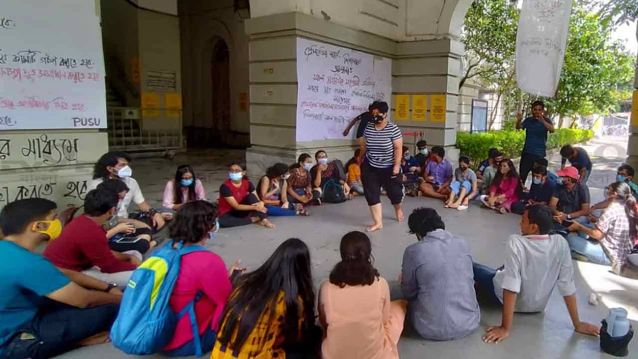 Presidency University: ৯৬ ঘণ্টার টানা অবস্থানেই এল জয়, পড়ুয়াদের টিকা দেবে প্রেসিডেন্সি বিশ্ববিদ্যালয়ই
