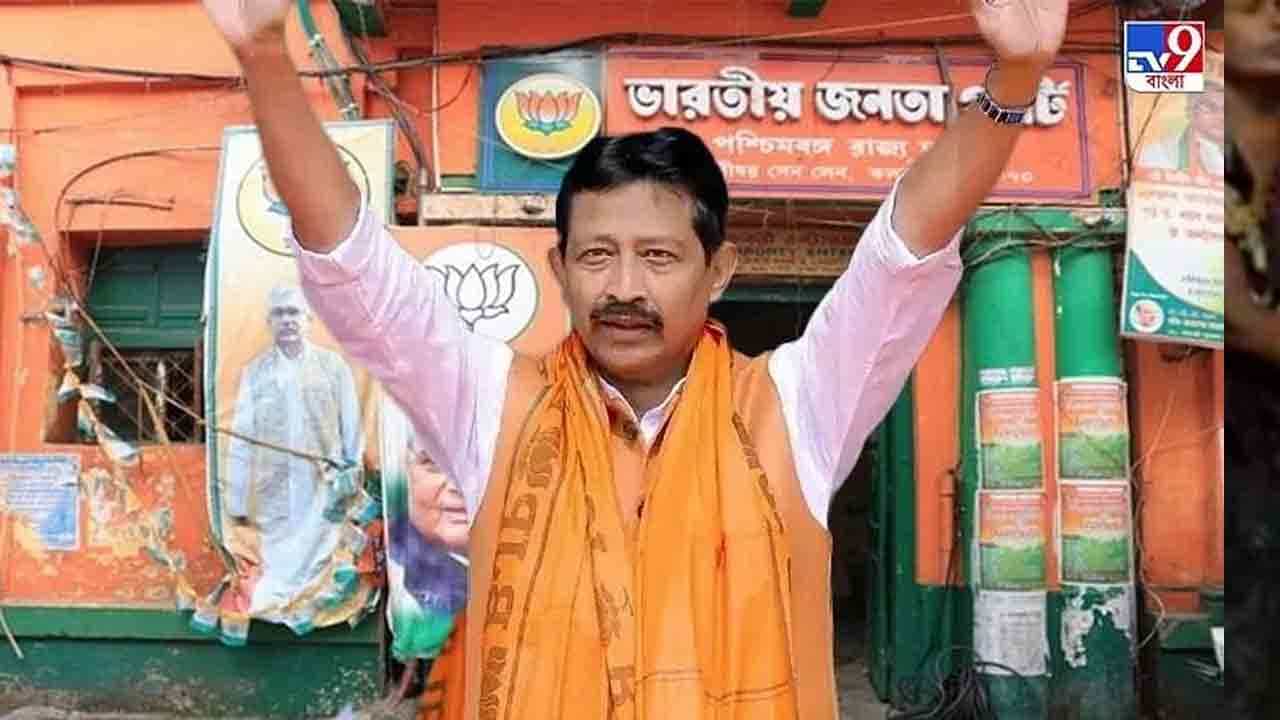 হেস্টিংসের অফিস থেকে প্রথমে সরল রাজীবের নেমপ্লেট! পরক্ষণে আবারও বসানো হল দরজায় হেস্টিংসের অফিস থেকে প্রথমে সরল রাজীবের নেমপ্লেট! পরক্ষণে আবারও বসানো হল দরজায়