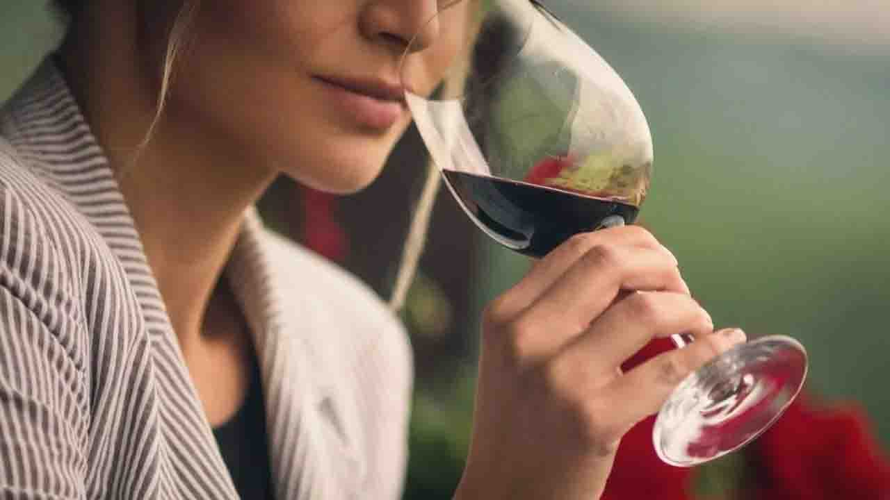 Red Wine নিয়মিত স্বল্প পরিমাণ রেড ওয়াইন পান করলে কমতে পারে